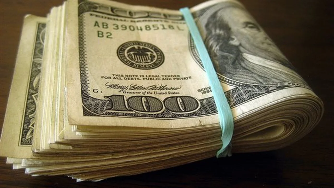 سعر الدولار يتقلب بين البنوك والسوق السوداء اليوم الجمعة 10 – 7